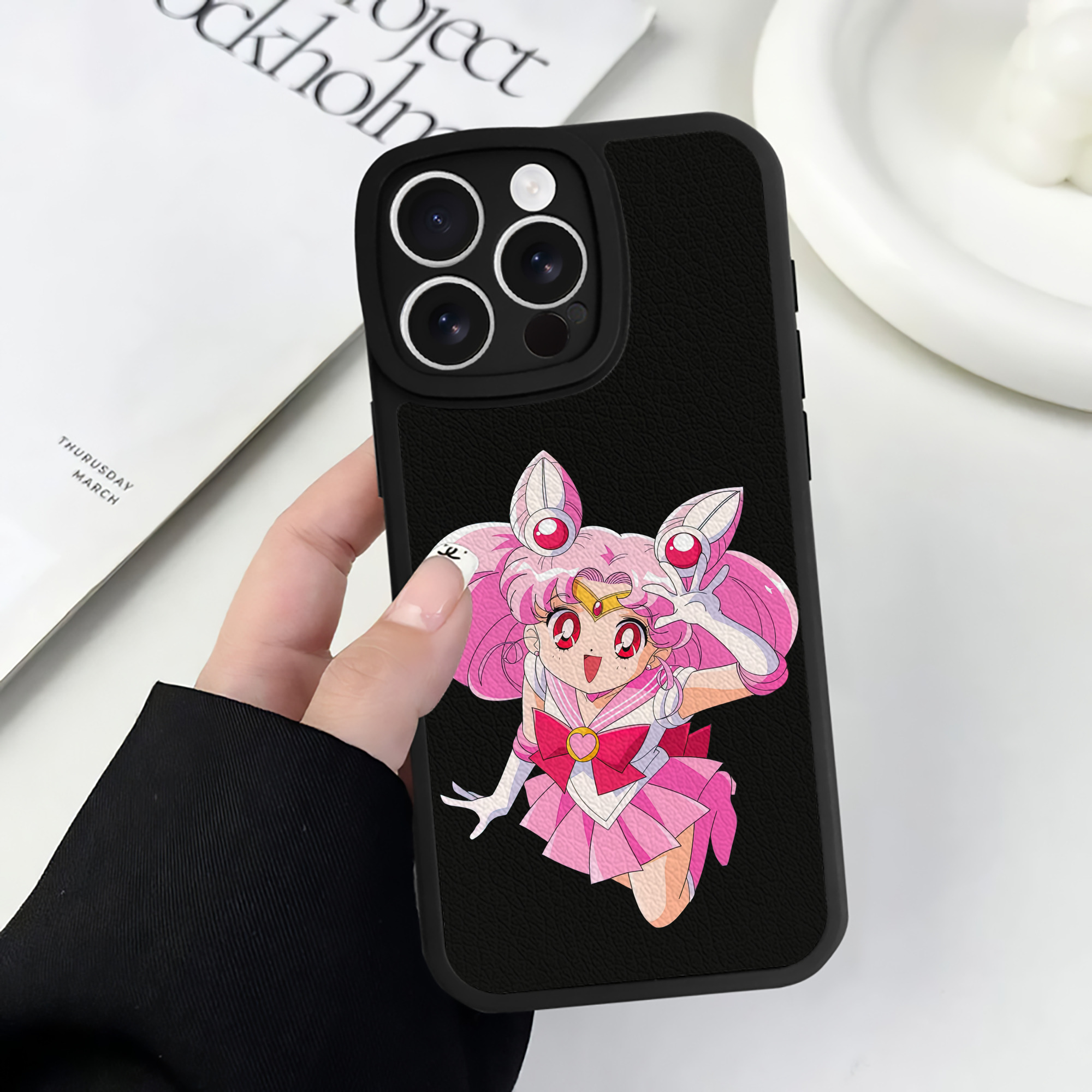 （画像用） 美少女戦士セーラームーン ちびうさ Sailor Moon Chibiusa Tsukino Usagi Small Lady Serenity 【iPhone 16シリーズ対応】シリコンスマホケース（レザー調） 材質：シリコン